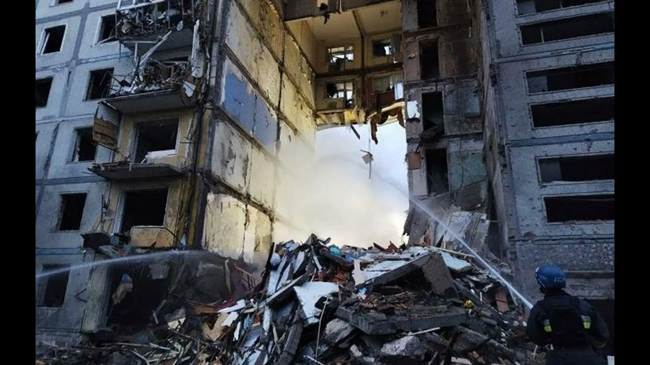 Ракетная атака на украину сейчас. Разрушение зданий. Разрушенное здание. Многоэтажка. Здание горит.
