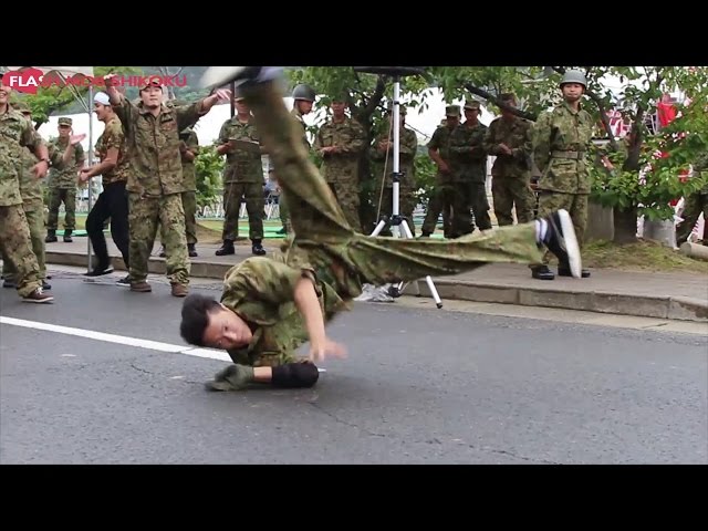 自衛隊が踊りだす！音楽隊のサプライズフラッシュモブ【第15普通科連隊創隊61周年記念行事 2015.9.6】千本桜(senbon zakura)surprise flash mob