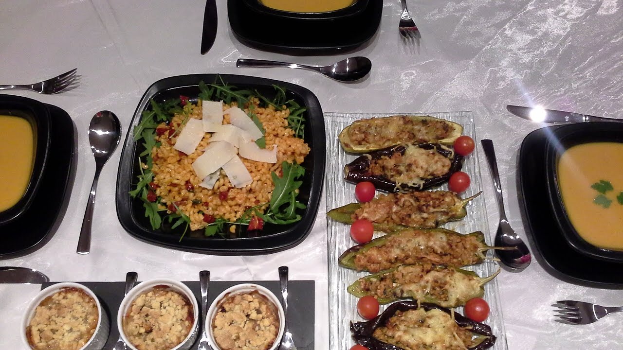 مائدة عشاء /شوربة البطاطس الحلوة/سلطة المعكرونة/خضر باللحم المفروم/كرامبلل بالتفاح