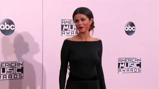 Http://www.theamas.com selena gomez arrives at the 2014 american music
awards red carpet. get more amas: follow amas on twitter:
https://twitter.com/thea...