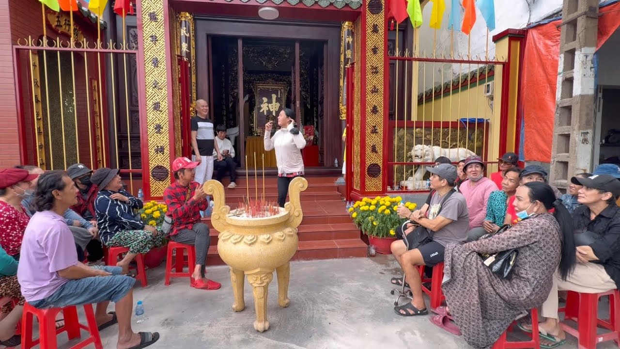 Các chị em LGBT ca múa hát góp vui văn nghệ cùng nhau