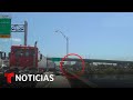 Revelan video de huida de mujer acusada de robar un auto de un concesionario | Noticias Telemundo