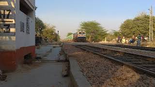 Namma KJM WDP4D 40298 with 22986 Rajasthan Humsafar Exp @ 110 kmph!!
