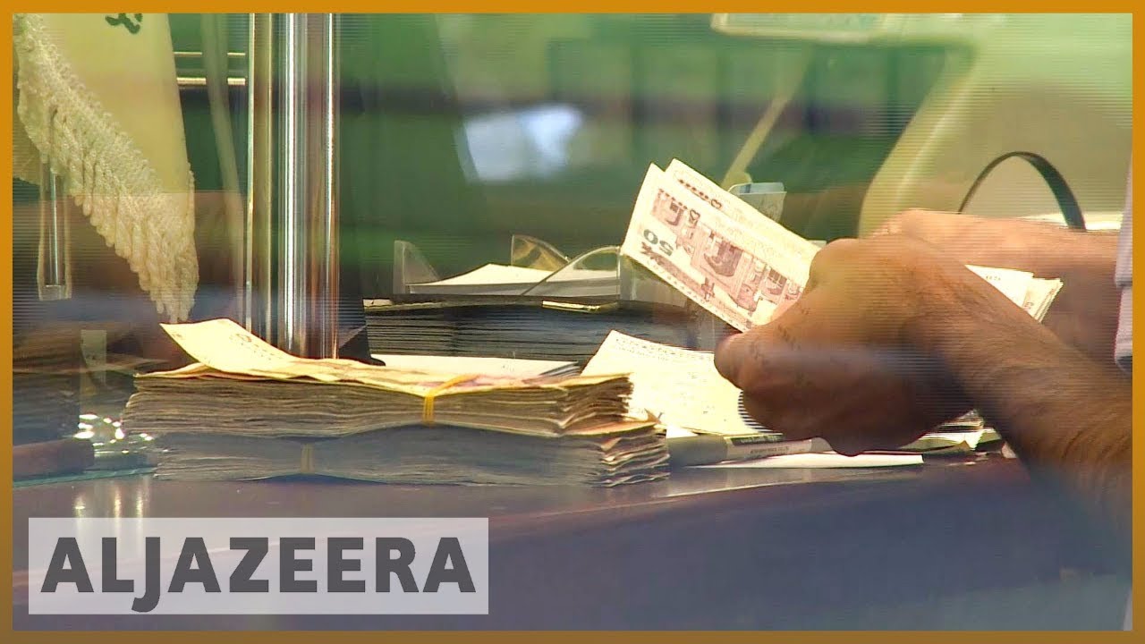 🇮🇷 انخفاض قيمة العملة الإيرانية إلى النصف في أقل من عام | الجزيرة الإنجليزية
