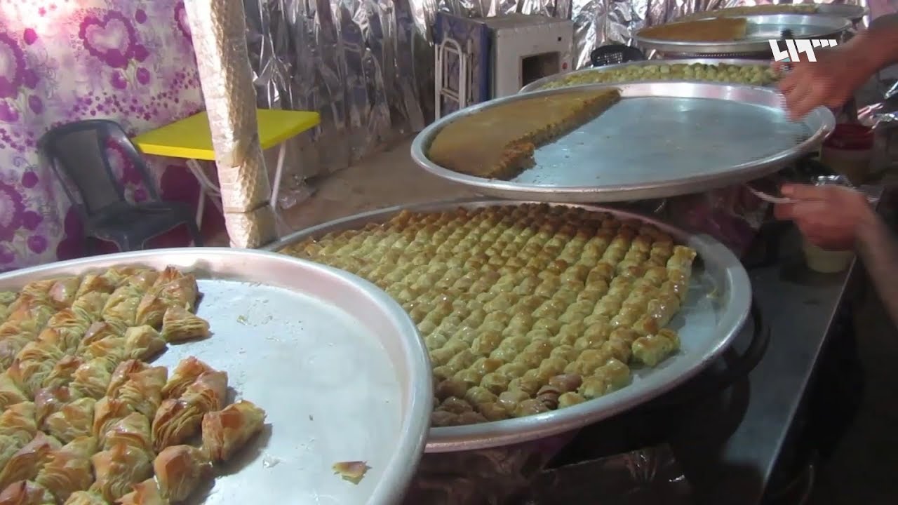 محل لبيع الحلويات والمثلجات في مخيم الركبان