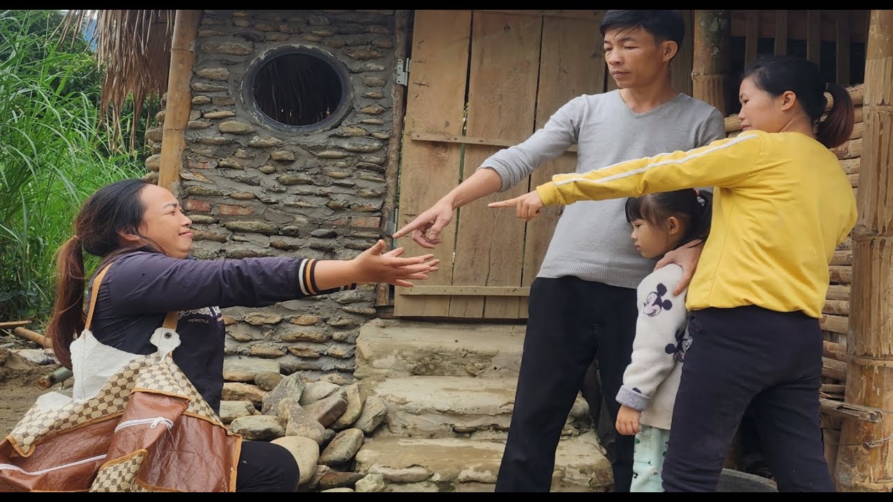 Ly's family opened an extra bedroom for their daughter. Lan came to ask for forgiveness