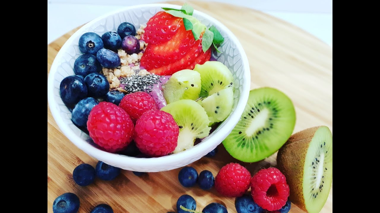 blaubeere, banane smoothie bowl / blueberry bannana smoothie bowl