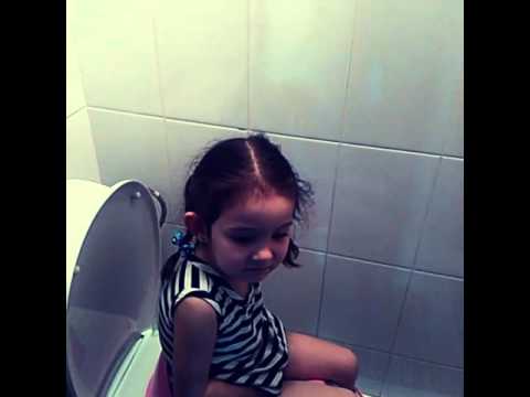 Папа дочку в туалете. Девочка в туалете. Младшая сестренка в туалете. Сестра поет в туалете. Дети девочки в туалете.