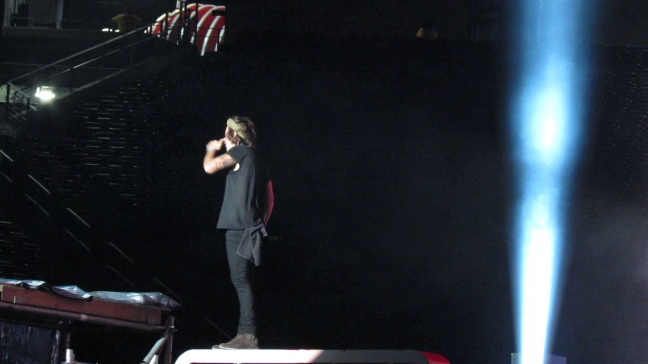 One Direction (Harry-centric) performing Strong at MetLife Stadium (August 5th)