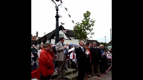 Lord Ralph Kerr unveils the restored Monument