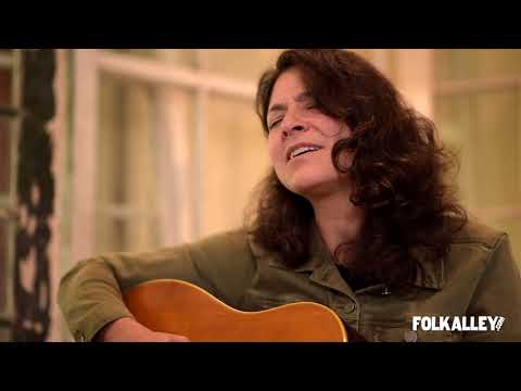 Folk Alley Sessions: Kris Delmhorst - "All the Way Around"
