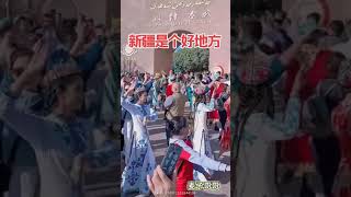 Xinjiang: Uyghur-ethnic girls dance with tourists in Kashgar ancient City in Kashgar (قەشقەر)