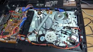 A broken Hitachi VT-1370A VCR