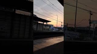 夕焼けと快速列車　(九産大前駅　811系)