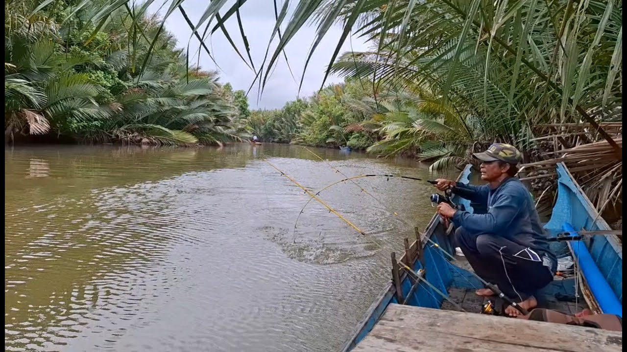 Saat cuaca mau hujan disitu juga ikan mulai ramai menyambar umpan