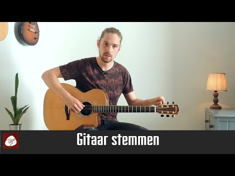 Video: Hoe Stem Je Een Akoestische Gitaar?