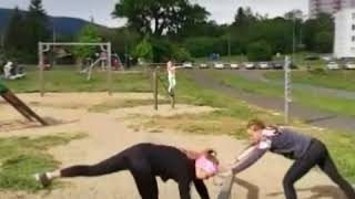 Přemet Vpřed, Hrazda Toč. Naty A Jiřka. Gymnastika Venku. Teplice.