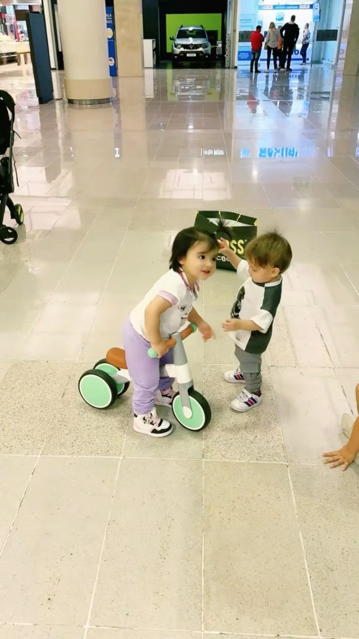 Mi hija ISABELLA conoce a un niño y me pongo celoso?