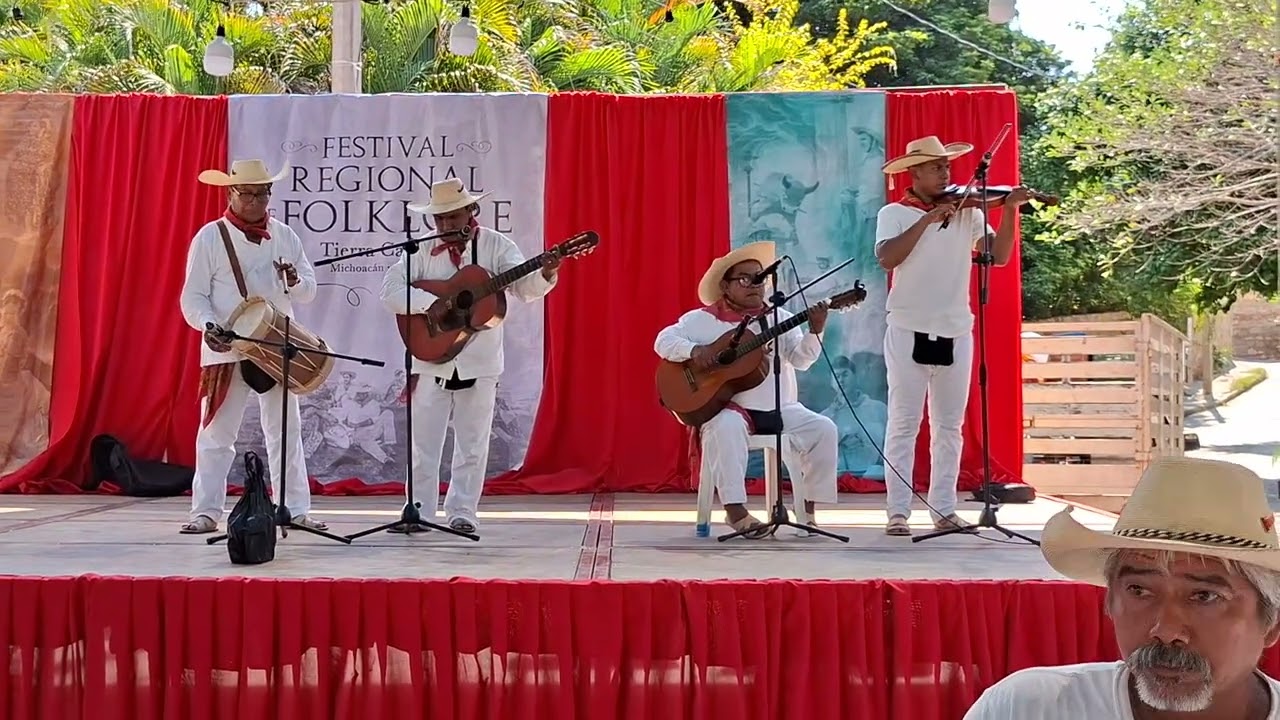 Conjunto de música tradicional Ajuchitlán en San Lucas, Mich.