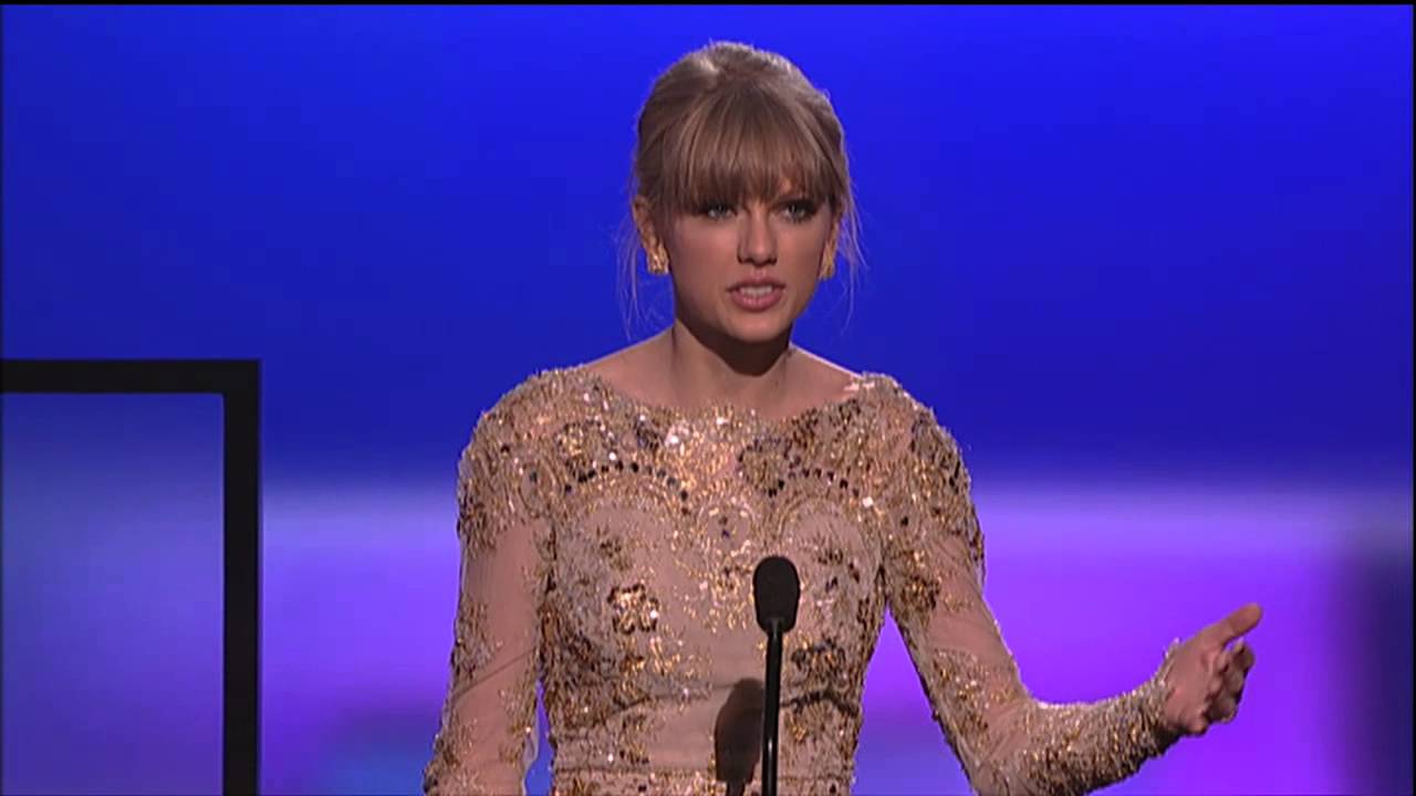 Taylor Swift Wins Country Female - AMA 2012
