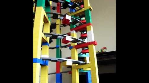 Duplo large track layout - part 2 - 17 level tower climbing