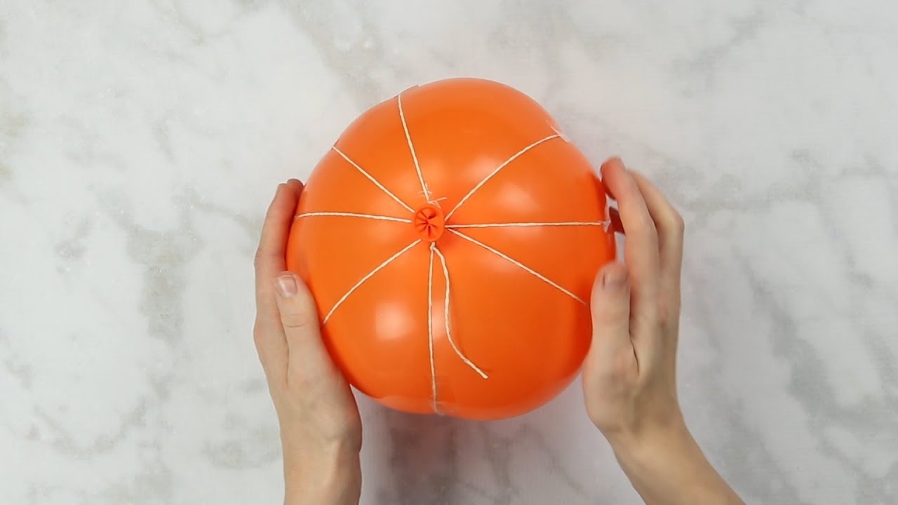 Aus einem eingeschnürten Ballon und Zeitungspapier wird eine geniale Herbstdeko!