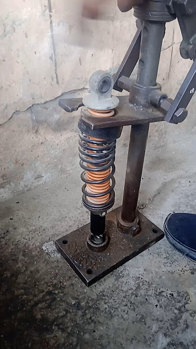 Bajaj Platina Rear Shocker Repairing #shock #shockerrepair #automobile