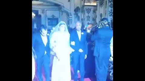 Preta Gil entra na igreja para casamento  acompanhada do pai Gilberto Gil e do filho Francisco