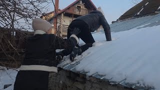 Ajutor oameni buni🙏!Ne-a picat tavanul😭Încercăm din răsputeri să ne urcăm pe casă!