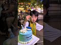 Cet enfant fête son anniversaire de façon étrange 🤯 !