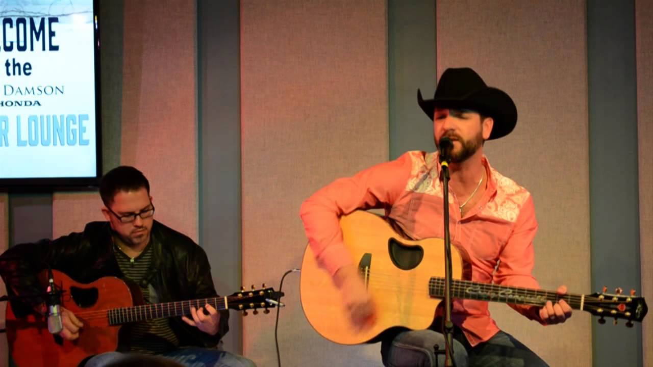 Craig Campbell Sings 'Keep Them Kisses Comin' Live