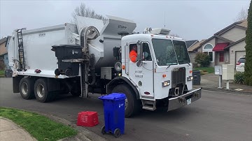 Lid Flipping Labrie Peterbilt 320 Alleygator Pendulum-Packer Garbage Truck!!