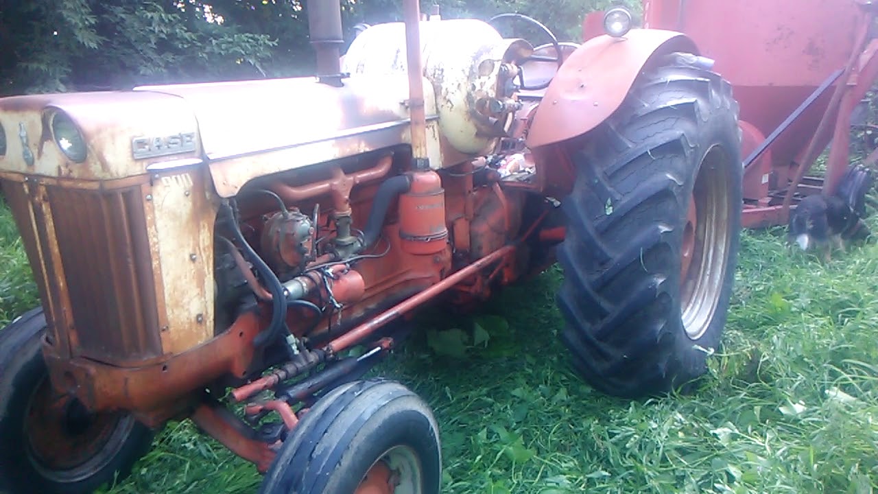 Unloading feed with my Case 910 LP Gas tractor - YouTube