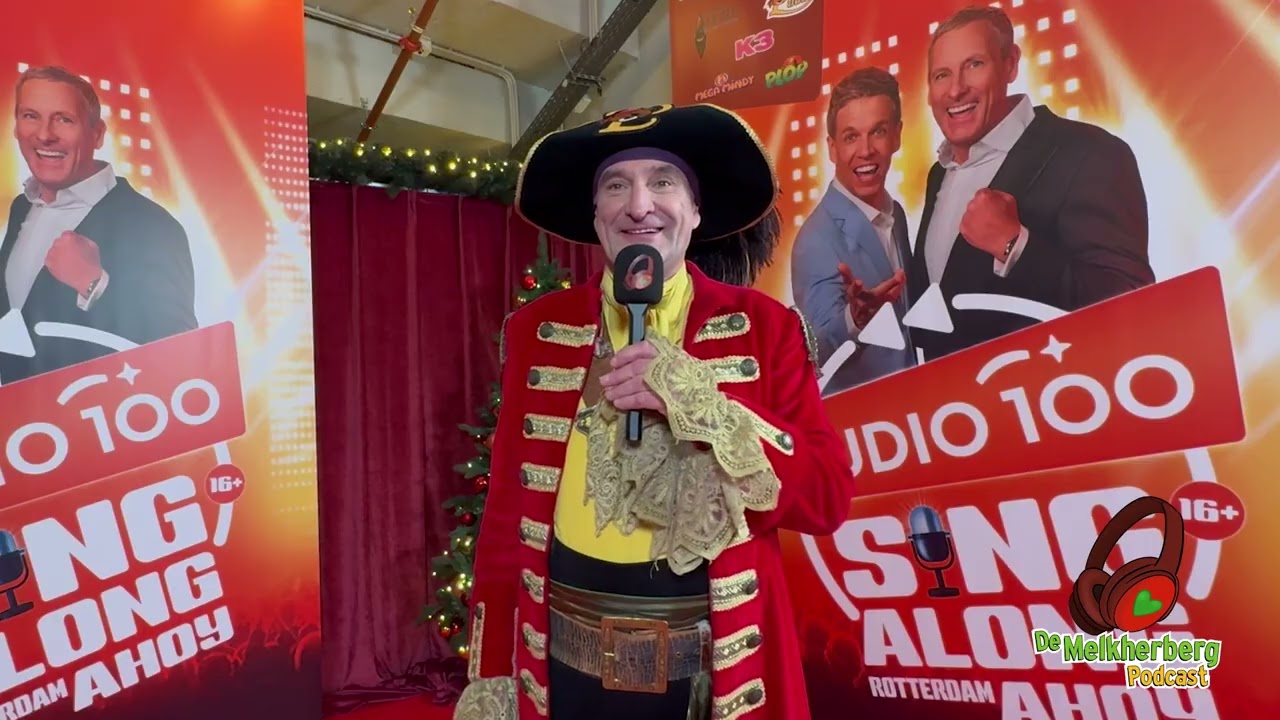 Piet Piraat's gloednieuwe jas en hoed op de Sing Along in Ahoy Rotterdam