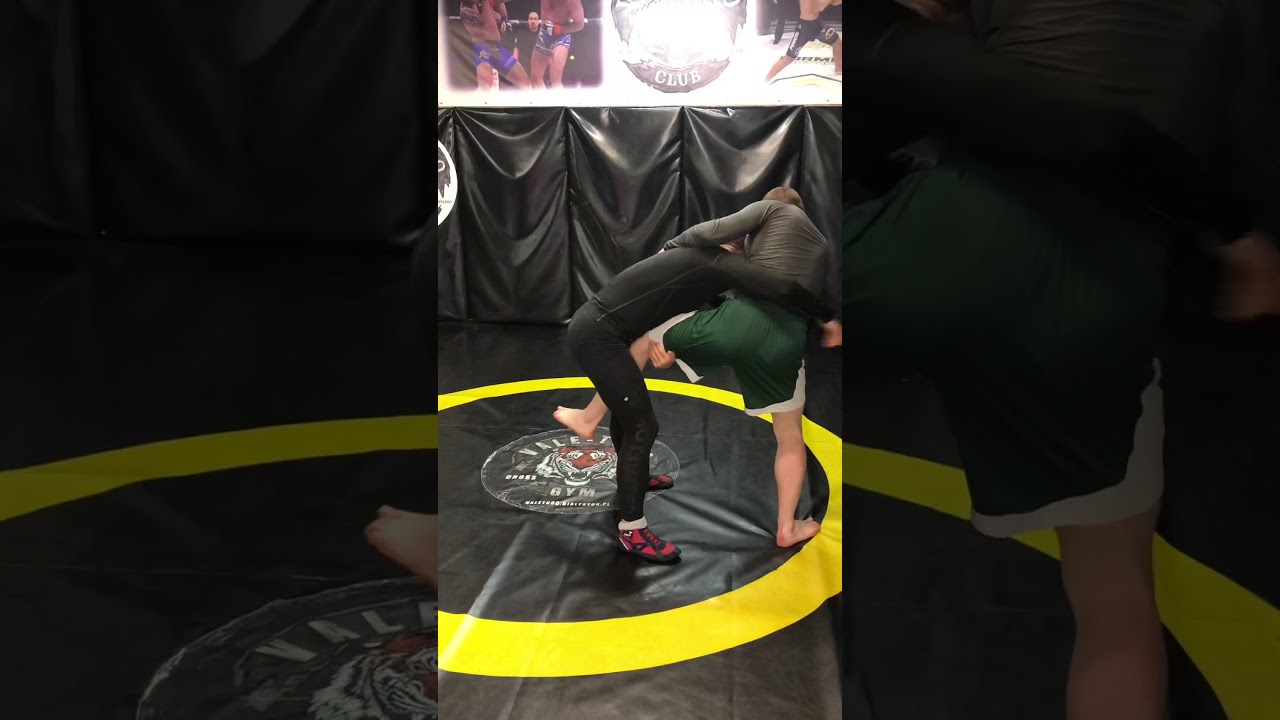 Бросок через грудь / wrestling 🤼‍♀️movies single leg to seatbelt toss