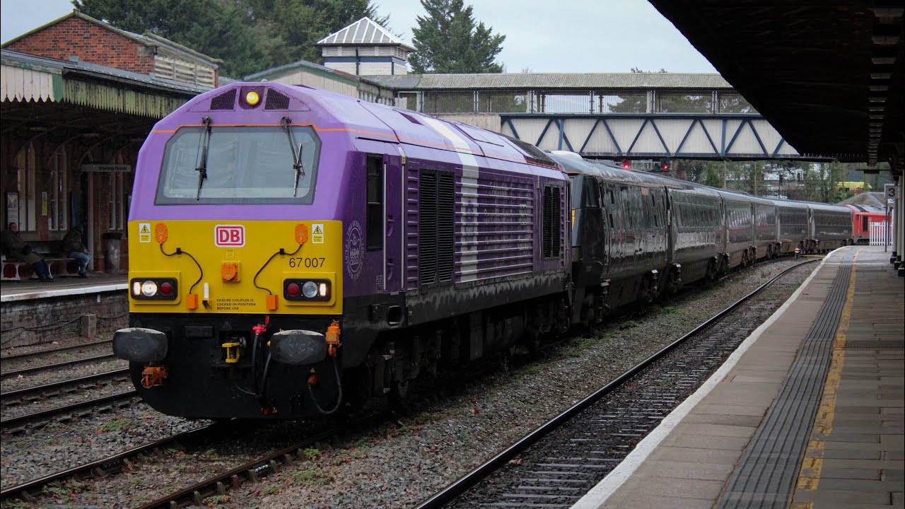 67007 ‘Platinum Jubilee’ dragging broken set HD06 & 67015 through Hereford for Crewe - 24/01/2026