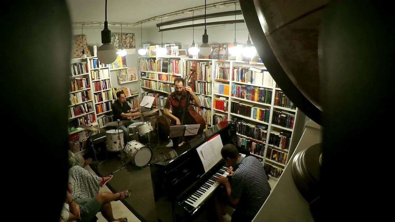 Sergi Sirvent SMOOTH TRIO live @ Llibreria Strogoff