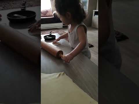 الحلوة دي قامت تعجن بالفجرية 