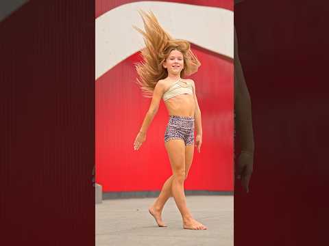 Front aeria on the sidewalk 💃