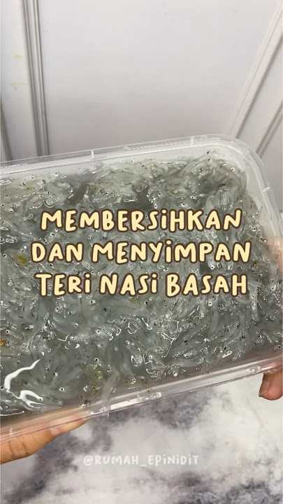 Membersihkan dan menyimpan ikan teri nasi basah