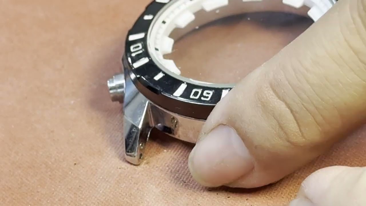 Screw back watch battery change 3