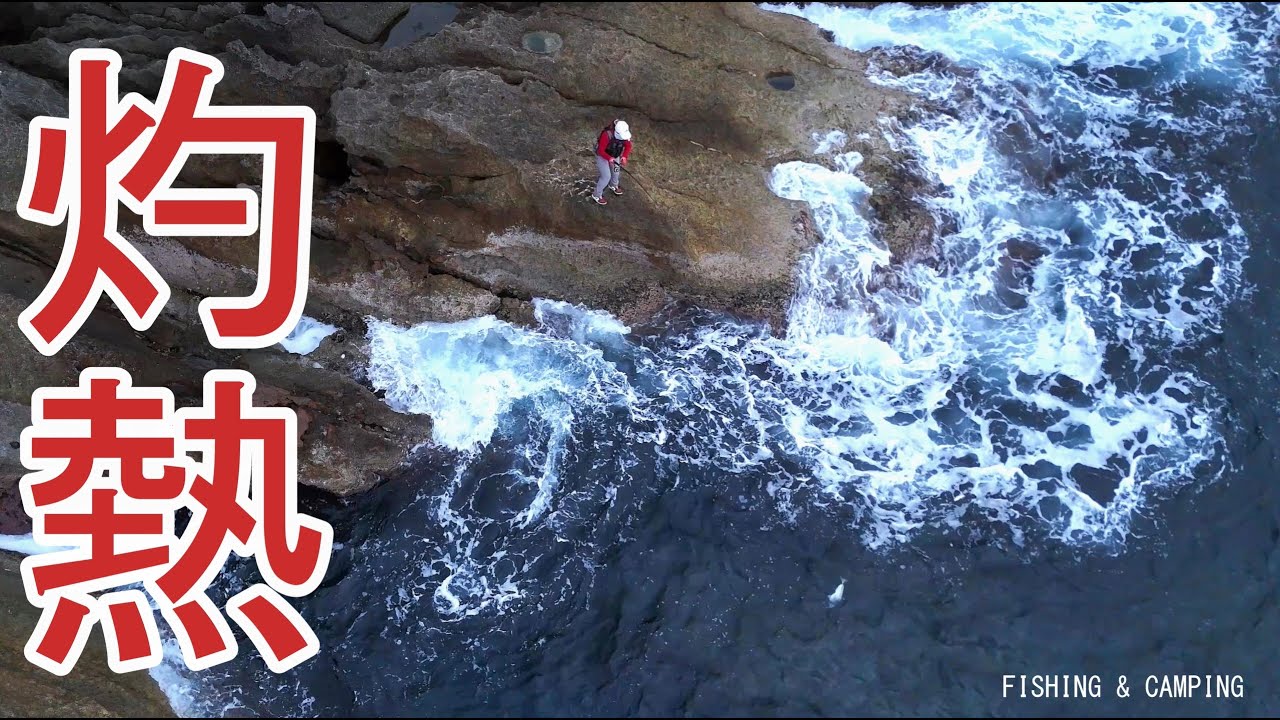 Летом женщина рыбачила в море, когда на ее приманку напала большая рыба.