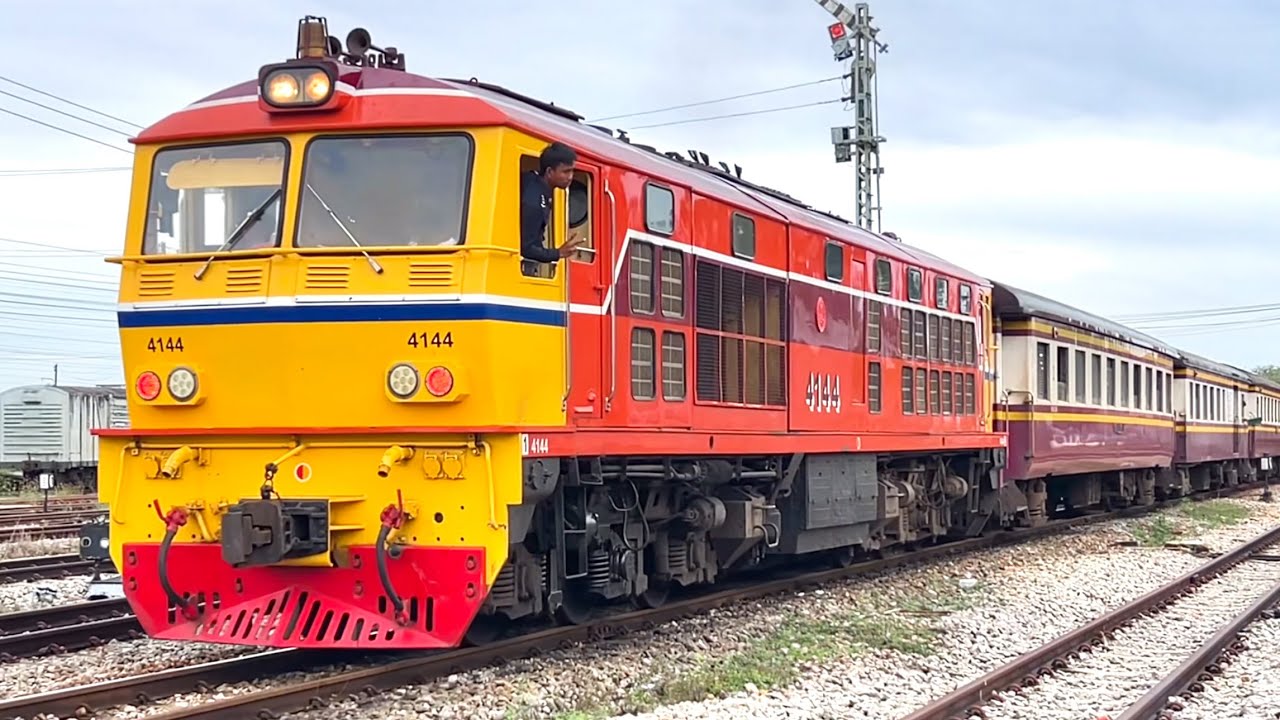 SRT. #สองนิ้วทักทาย!? สถานีสุราษฎร์ธานียามเช้ากับขบวน 167 ALSTHOM 4144 เครื่อง MTU สีใหม่สดสวยงาม