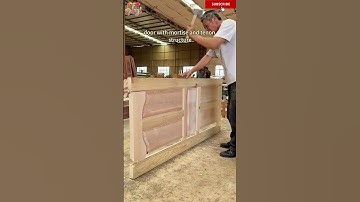 Old carpenter installs solid wood door with mortise and tenon structure