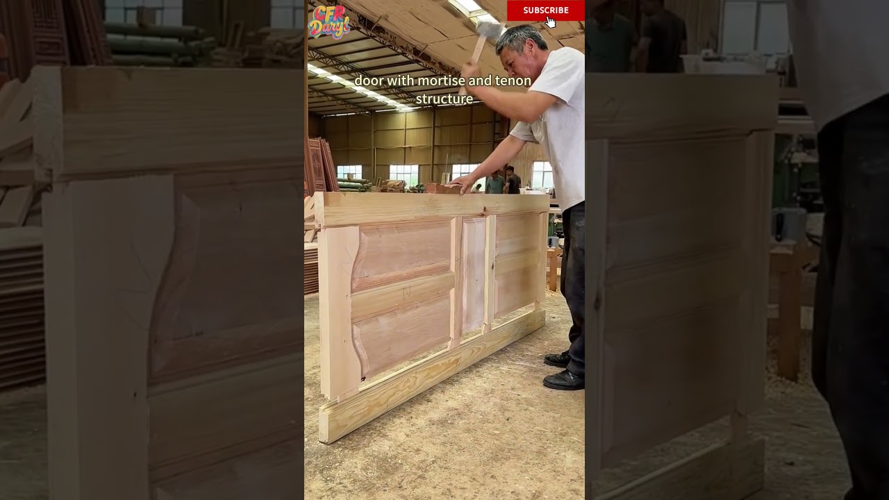 Old carpenter installs solid wood door with mortise and tenon structure