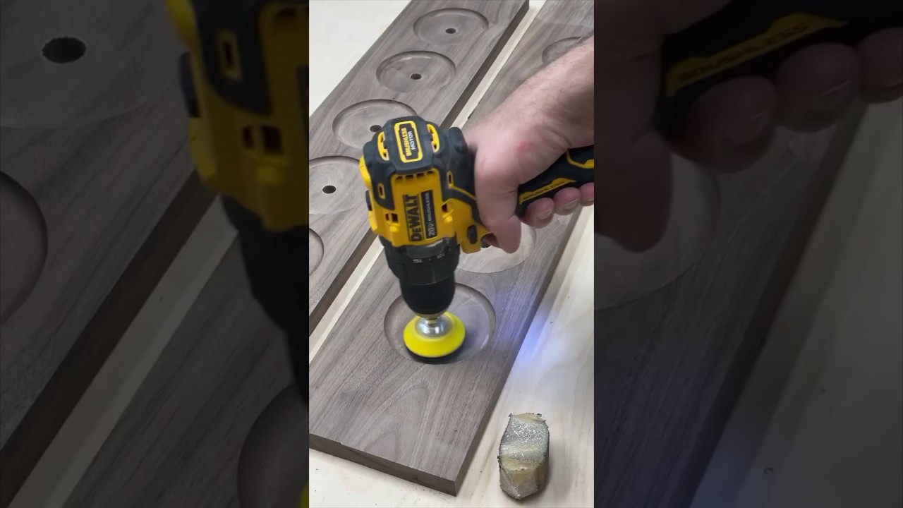 Cleaning a sanding disc with a rubber block.