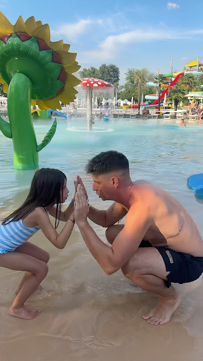 Mike e Aurora ballano in piscina #shorts