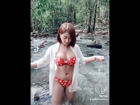 Video: Korset Itu Nyaris Tidak Bisa Menahan Payudara: Kamenskikh Dengan Bikini Seksi Dengan Berani Memamerkan Dirinya Di Dekat Pohon Palem