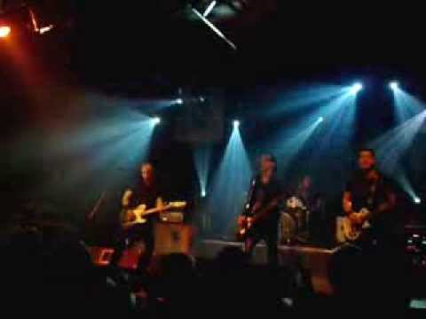 Alvin és a mókusok-Fejjel a falnak