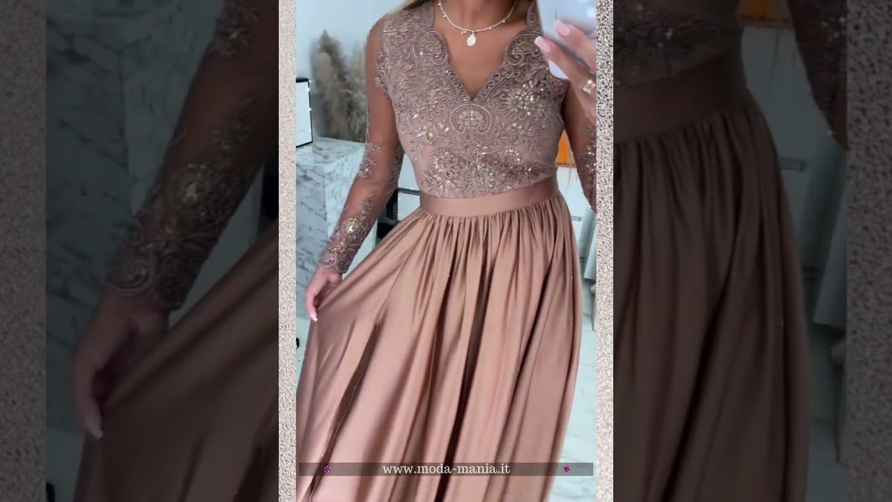 Abito lungo svasato dorato bronzo in tessuto lucido con spacco laterale e corpetto in tulle ricamato